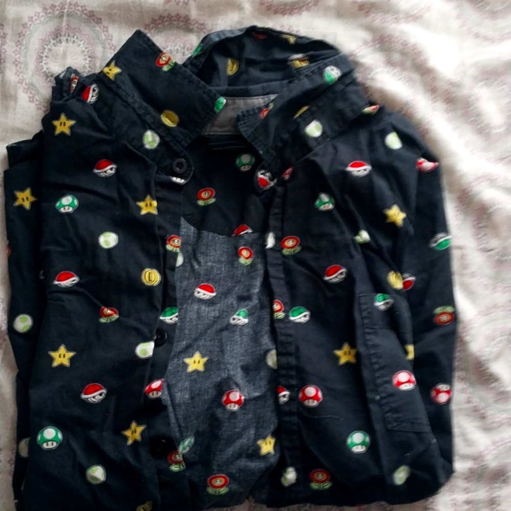 Medium Nintendo super Mario polo button up shirt